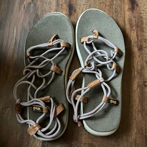 Teva Voya Infinity Sandals in Quail. Size 7